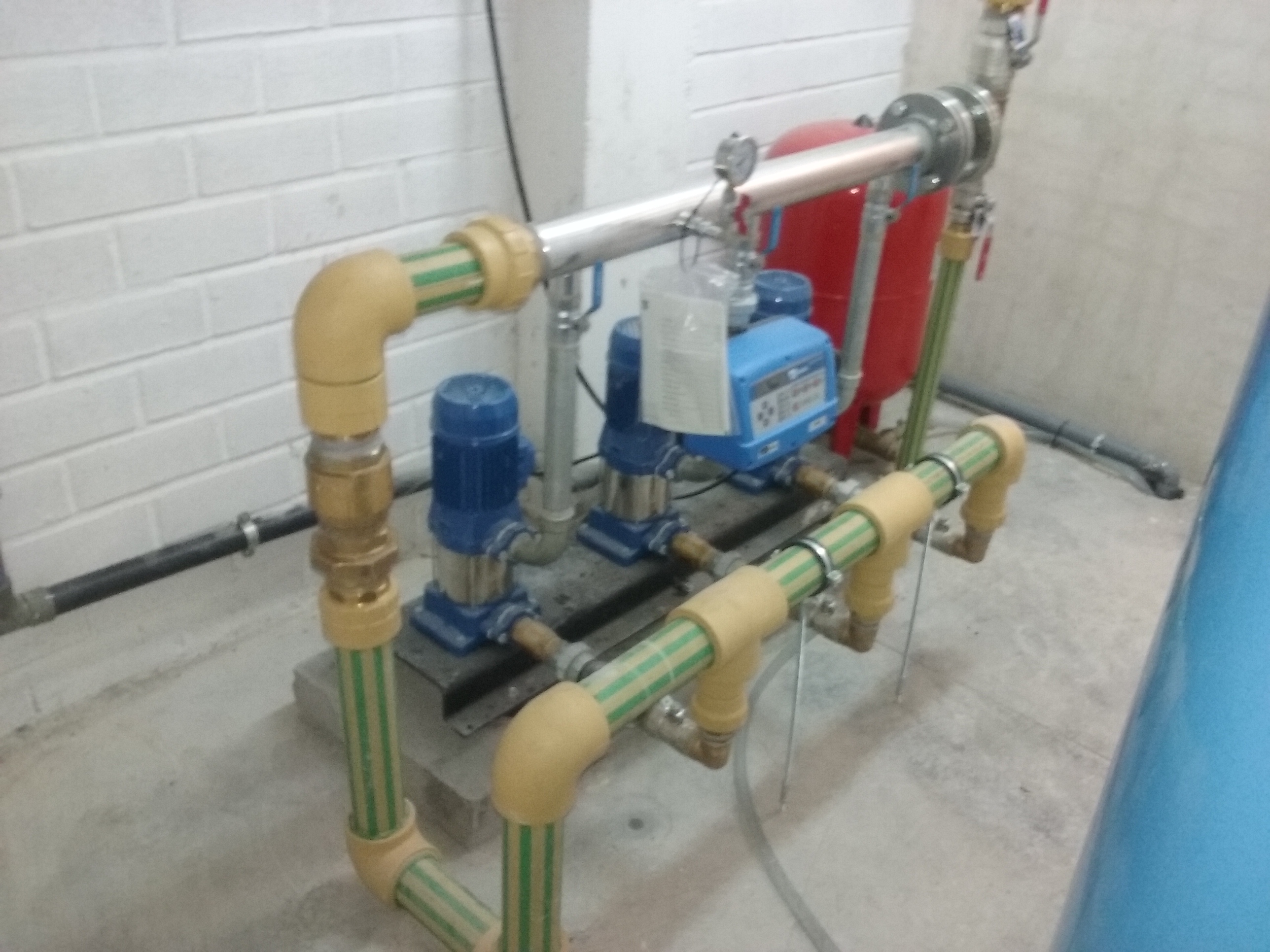 Instalación de Grupos de presión de Agua Fría en una comunidad - Echeman